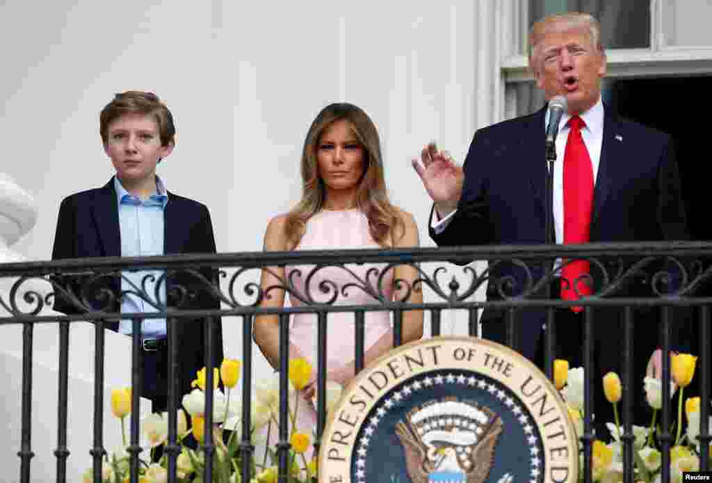 Donald Trump discursa na Casa Branca por ocasião do festival de caça de ovos da Páscoa na Casa Branca. Ao seu lado o filho mais novo Barron Trump e a primeira-dama, Melania Trump. Abril 17, 2017