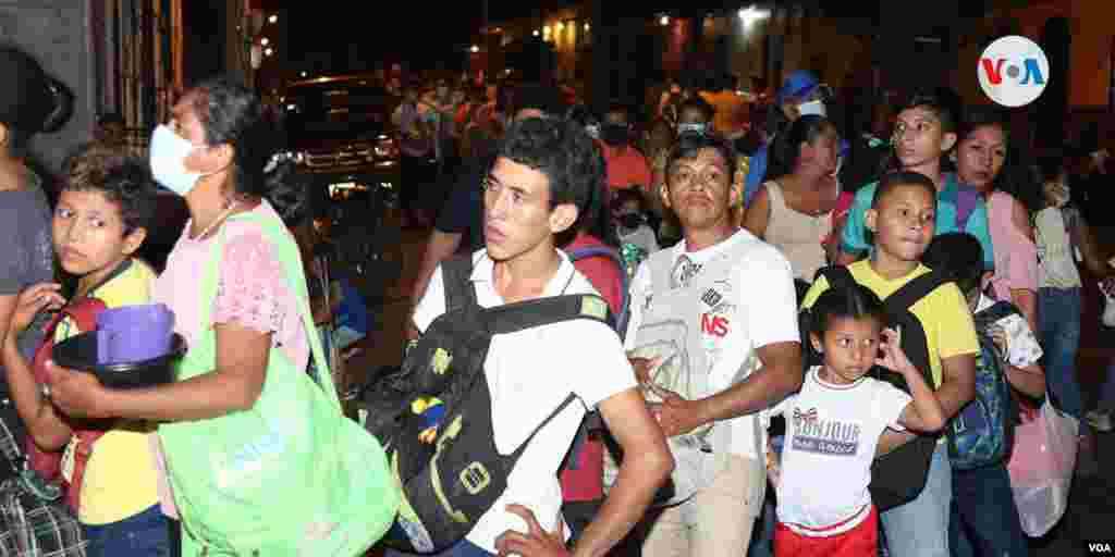 Las filas son extensas en algunas casas donde las personas gritan. [Foto Houston Castillo, VOA].