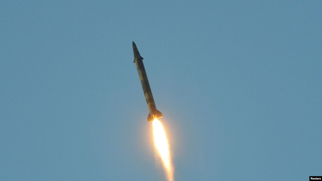Balistička raketa se testira putem sistema za precizno navođenje (arhivski materijal severnokorejske Centralne novinske agencija KCNA)
