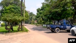 La garde républicaine et la police congolaises sur un barrage près du lieu où une tentative de putsch a eu lieu à Kinshasa.