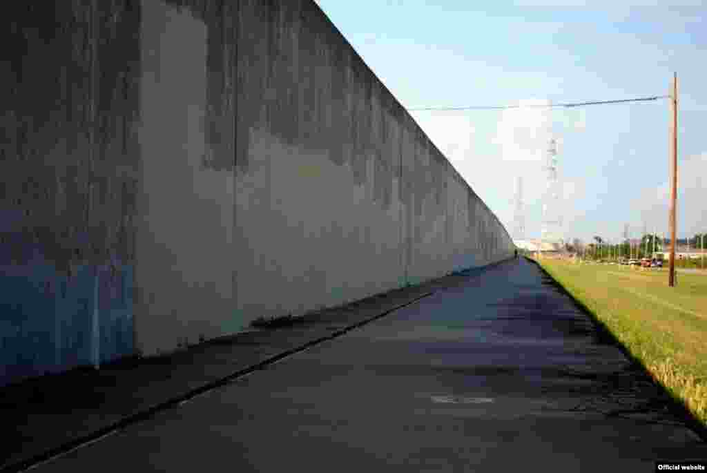 View of the Lower 9th Ward side of the reconstructed Industrial Canal floodwall, looking north. (Michael Lipin/VOA, Sept. 23, 2011)