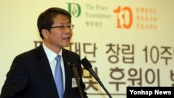 류길재 한국 통일부 장관이 18일 서울 세종문화회관에서 열린 평화재단 창립 10주년 기념 행사에 참석해 축사하고 있다. 