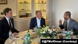 از راست: بدر البو سعیدی وزیر امور خارجه عمان، استیو ویتکاف فرستاده ویژه پرزیدنت ترامپ، و جرد کوشنر مشاور ارشد رئیس جمهوری آمریکا (۲۸ بهمن ۱۴۰۴)