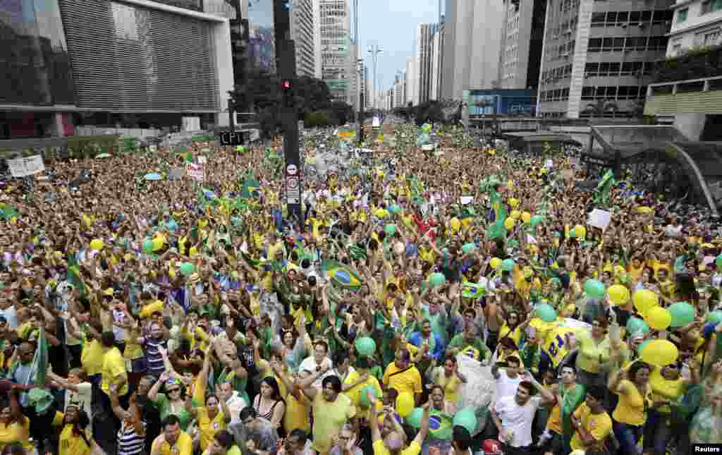 Manifestação na Avenida Paulista, que reuniu mais de 200 mil pessoas.