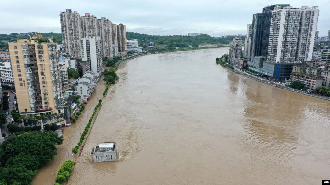 Sungai Tuojiang meluap akibat hujan lebat di Neijiang di provinsi Sichuan, barat daya China, 18 Agustus 2020. (Foto: STR / AFP) 