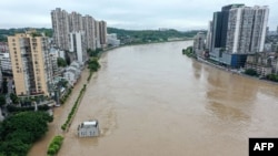 四川省内江市的沱江在连续暴雨之后的景象。（2020年8月18日）