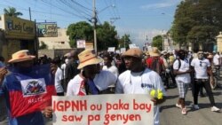 Police protesters hold a banner that says IGPNH (inspector general of police) you can’t give what you don’t have, Nov 17, 2019, Port au Prince. (Photo: M. Vilme/VOA)