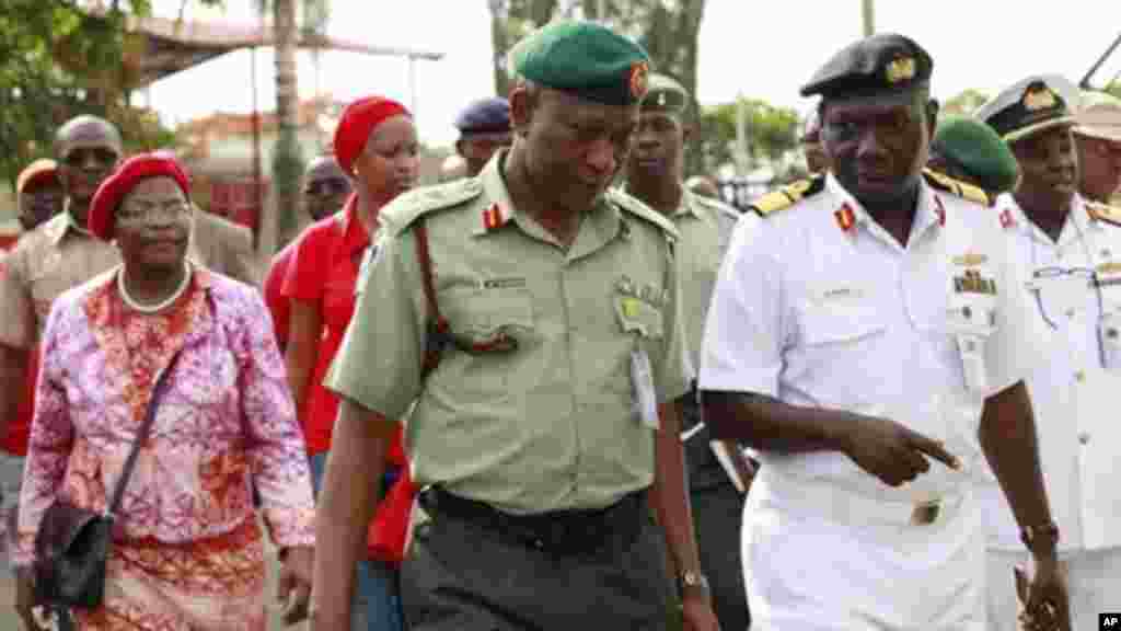 Manjo-janar Chris Olukolade da Rear Admiral E.O. Ogbor su na jawabi ga masu zanga-zanga yau talata a hedkwatar rundunar sojojin Najeriya a Abuja.