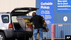 29일 미국 일리노이주 다우너스그로브의 한 상점 직원이 온라인 주문한 고객의 차 트렁크에 상품을 싣고 있다.