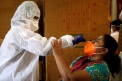 India, el segundo país más populoso del mundo registró más de 90.000 casos el lunes y rebasó la cifra total de 4,2 millones de contagios, unas 68.000 infecciones más que Brasil.