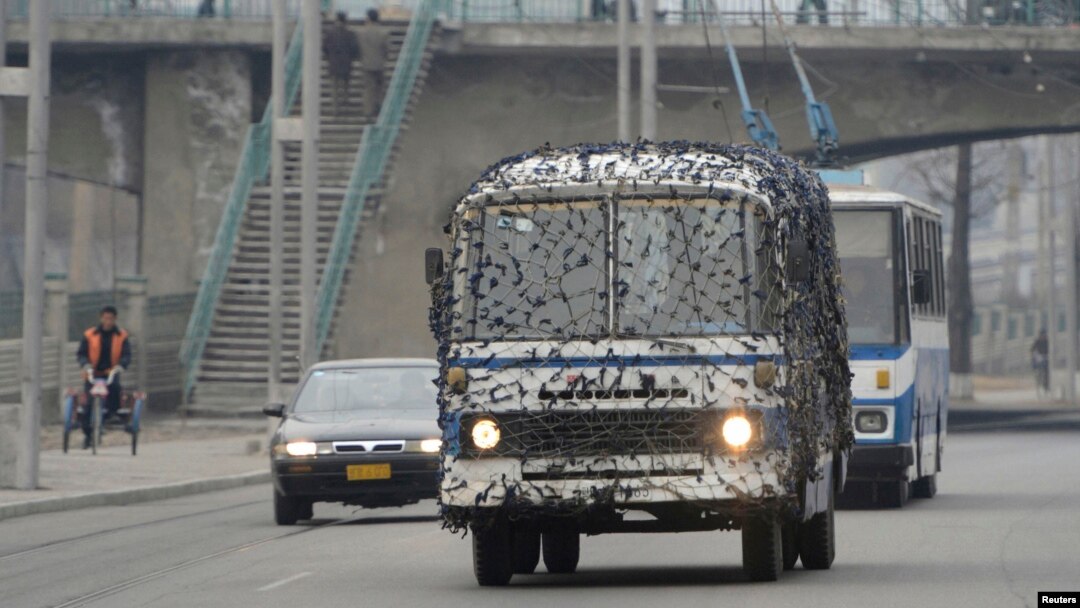Pyongyang mengkamuflase transportasi umum dan menyiarkan pesan-pesan dari warga yang mendukung perang dengan Korsel (6/3). 