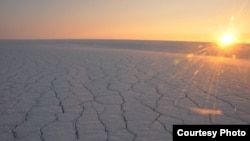 Greenland's ice sheet melts more when it's cloudy. (© Utrecht University/Jan Lenaerts)