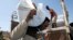 Sudan နိုင်ငံရှိ Rakuba ဒုက္ခသည်စခန်းက အမျိုးသားတဦး WHO ကမ္ဘာ့ကျန်းမာရေးအဖွဲ့က အစားအစာအိတ်တွေ သယ်ဆောင်နေတဲ့ မြင်ကွင်း။ (ဒီဇင်ဘာ ၀၃၊ ၂၀၂၀)