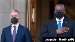 Menteri Pertahanan Lloyd Austin, kanan, di samping Menteri Pertahanan Italia Lorenzo Guerini, di Pentagon di Washington, Jumat, 3 September 2021. (Foto: AP/Jacquelyn Martin)