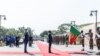 Patrice Talon, président de la République du Bénin rend hommage au drapeau national présenté par une garde d'honneur au Palais de la Marina (Présidence de la République du Bénin) le 1er août 2020, à Cotonou.
