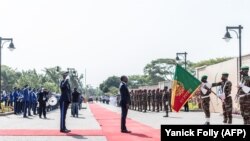 Patrice Talon, président de la République du Bénin rend hommage au drapeau national présenté par une garde d'honneur au Palais de la Marina (Présidence de la République du Bénin) le 1er août 2020, à Cotonou.