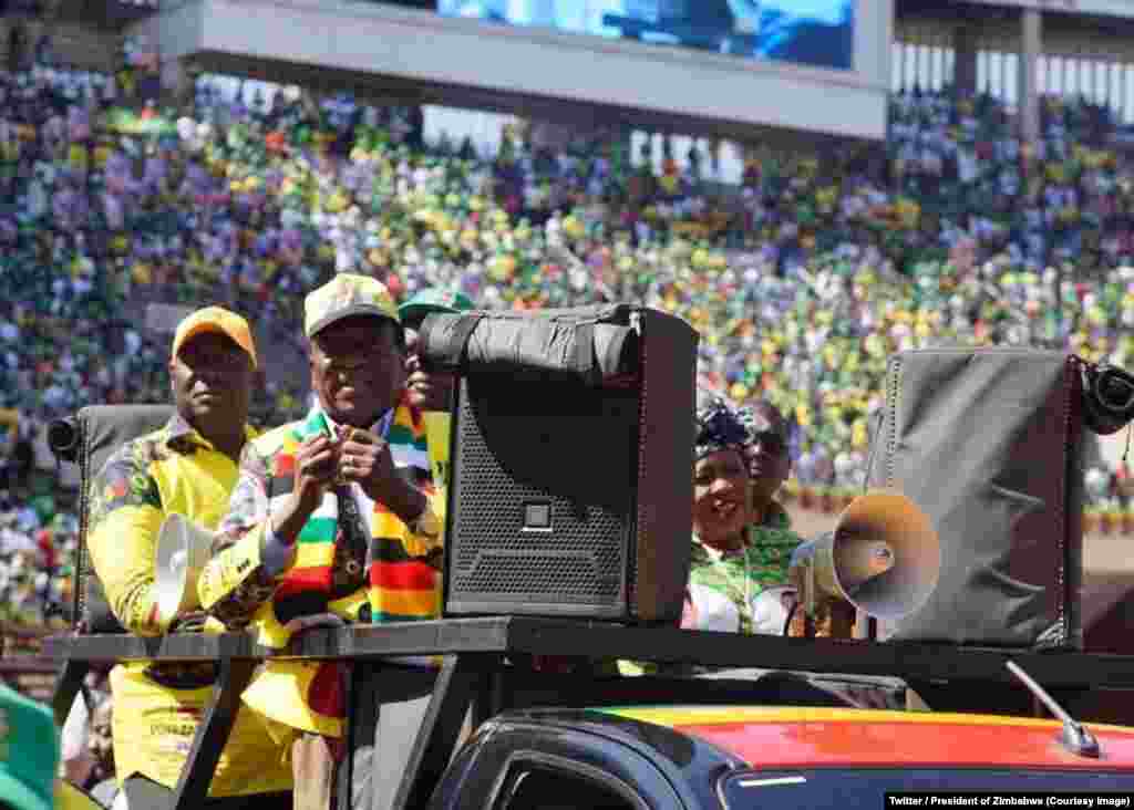 &nbsp;Rais anaemaliza muhula wake, Emmerson Mnangagwa akifanya kampeni kabla ya uchaguzi wa urais Julai 30, 2018.