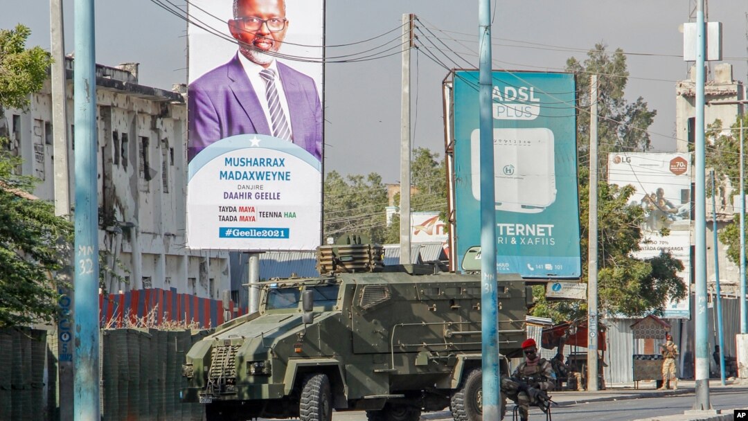 Pasukan keamanan Somalia memblokir jalanan saat terjadi aksi protes atas penundaan pemilu di Mogadishu, Somalia, Jumat (19/2). 