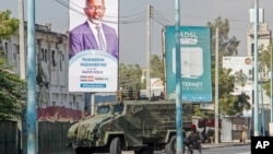 Pasukan keamanan Somalia memblokir jalanan saat terjadi aksi protes atas penundaan pemilu di Mogadishu, Somalia, Jumat (19/2). 