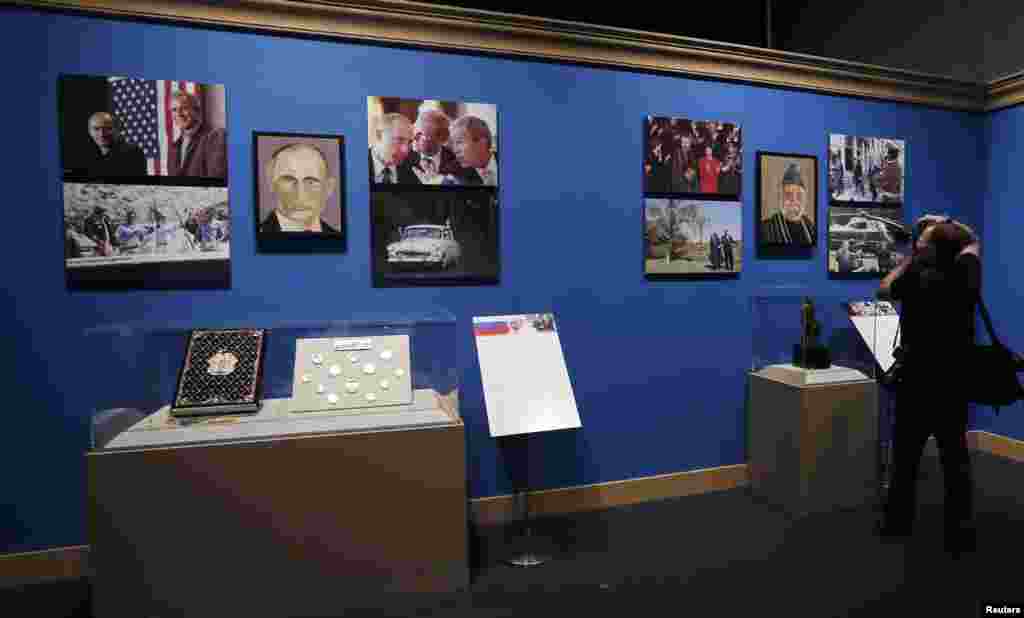 اس نمائش میں متعدد عالمی رہنماؤں کی پینٹنگز رکھی گئی ہیں