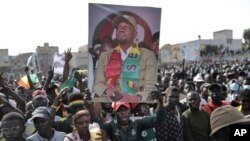 Ribuan pendukung pemimpin oposisi Senegal Ousmane Sonko turun ke jalan Dakar pada 14 Maret 2023 (foto: dok). Penahanan Ousmane Sonko telah memicu kekerasan di Senegal. 