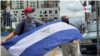 Con banderas de Nicaragua invertidas, decenas de nicaragüenses se manifestaron en Costa Rica contra un "combo de leyes" que impulsan los seguidores de Daniel Ortega. [Foto Armando Gómez/VOA].