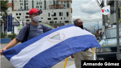 Con banderas de Nicaragua invertidas, decenas de nicaragüenses se manifestaron en Costa Rica contra un "combo de leyes" que impulsan los seguidores de Daniel Ortega. [Foto Armando Gómez/VOA].