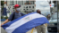 Con banderas de Nicaragua invertidas, decenas de nicaragüenses se manifestaron en Costa Rica contra un "combo de leyes" que impulsan los seguidores de Daniel Ortega. [Foto Armando Gómez/VOA].