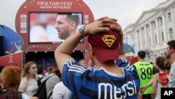  226/5000 Les supporters argentins réagissent en regardant la retransmission du match entre la France et l'Argentine, lors de la Coupe du monde 2018 de football dans une zone de supporters à Nijni Novgorod, Russie, 30 juin 2018. 