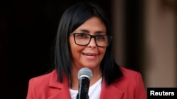 资料照片：委内瑞拉临时总统德尔西·罗德里格斯(Delcy Rodriguez)在委内瑞拉加拉加斯和美国国内资源部部长道格·伯格姆(Doug Burgum)进行会晤时发表讲话。(2026年3月4日)