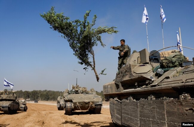 Seorang tentara Israel di dekat perbatasan Israel setelah meninggalkan Gaza, selama gencatan senjata sementara antara Hamas dan Israel, di Israel, 24 November 2023. (Foto: REUTERS/Amir Cohen)