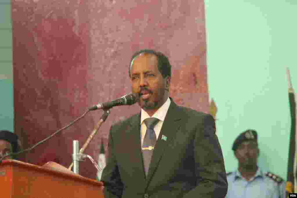 Hassan Shiekh Mohamud akitoa hotuba baada ya kula kiapu