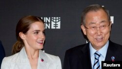 Artis Emma Watson (kiri) dan Sekjen PBB Ban Ki-moon bsaat kampanye "He For She" di New York, 20 September 2014 (Foto: dok).