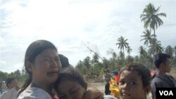 Para korban yang selamat dari bencana tsunami di Pulau Pagai, Kepulauan Mentawai, Rabu 28 Oktober 2010.