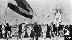 1919年5月4日，在五四运动中，北京大学学生示威抗议。