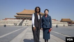 ສະຕີໝາຍເລກນຶ່ງ ສຫລ ທ່ານນາງ Michelle Obama (ຊ້າຍ) ແລະ ພັນລະຍາປະທານປະເທດຈີນ ທ່ານນາງ Peng Liyuan.