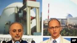 Iran's atomic chief Ali Akbar Salehi (L) and head of the Russian nuclear agency Sergei Kiriyenko hold a joint press conference following a ceremony initiating the transfer of Russia-supplied fuel to the Bushehr nuclear power plant in southern Iran, 21 Aug