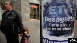 Sebuah spanduk di Spanyol bertuliskan dukungan bagi pelarangan partai politik yang terkait dengan kelompok bersenjata separatis Basque ETA.