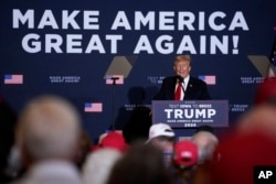 Mantan Presiden Donald Trump berbicara dalam rapat umum kaukus, Rabu, 13 Desember 2023, di Coralville, Iowa. (Foto AP/Charlie Neibergall)