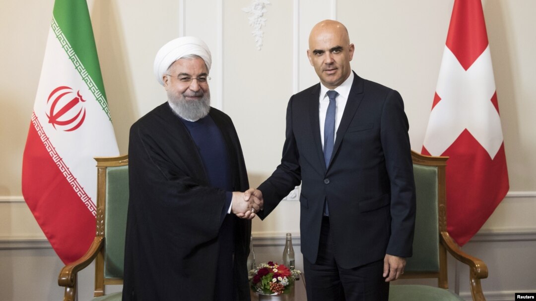 Presiden Iran Hassan Rouhani bertemu Presiden Swiss Alain Berset di Bern, Senin (2/7). Presiden Rouhani mengunjungi Austria dan Swiss minggu ini untuk menggalang dukungan bagi dipertahankannya kesepakatan nuklir Iran. 