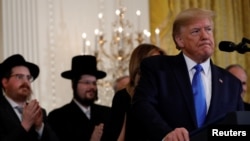 Presiden AS Donald Trump berbicara selama resepsi Hanukkah dan perintah eksekutif menentang anti-semitisme di Ruang Timur Gedung Putih di Washington, AS, 11 Desember 2019. (Foto: Reuters/Tom Brenner)