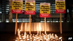 Poster-poster dan lilin-lilin di depan Departemen Dalam Negeri di London untuk menghormati 39 jenazah dalam truk yang diduga korban penyelundupan manusia, di London, 24 Oktober 2019.