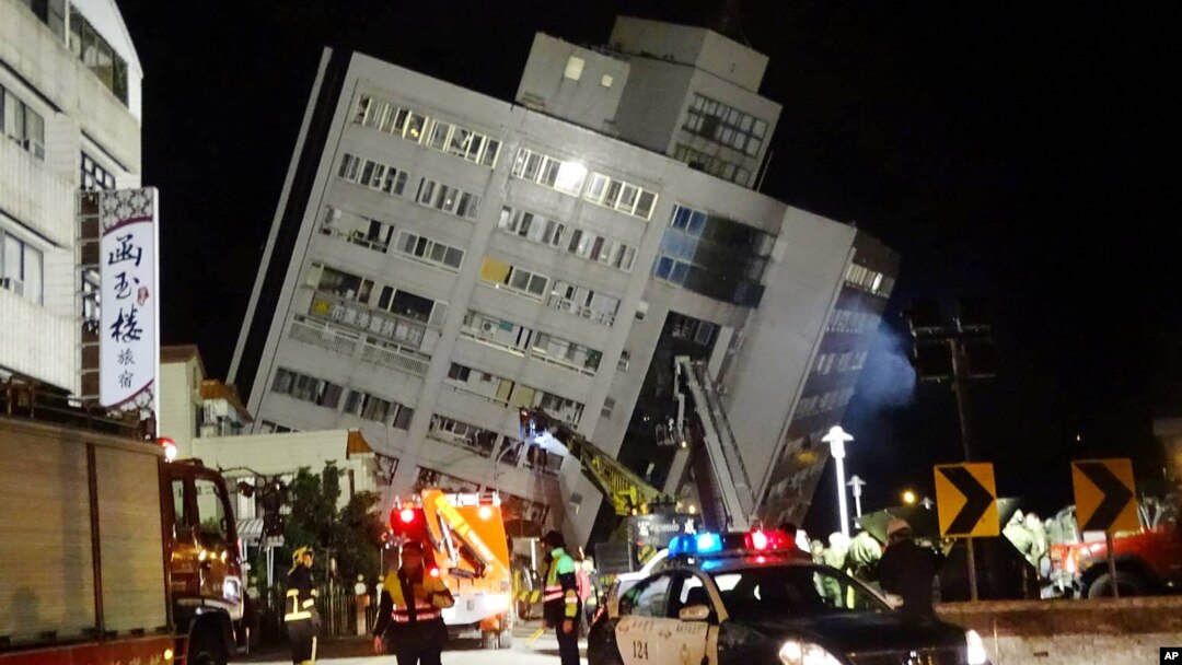 Bangunan hotel tampak miring setelah lantai dasar Hotel Marsekal di Hualien ambruk akibat gempa berkekuatan 6,4 skala Richter melanda Taiwan timur, Rabu dini hari (7/2).