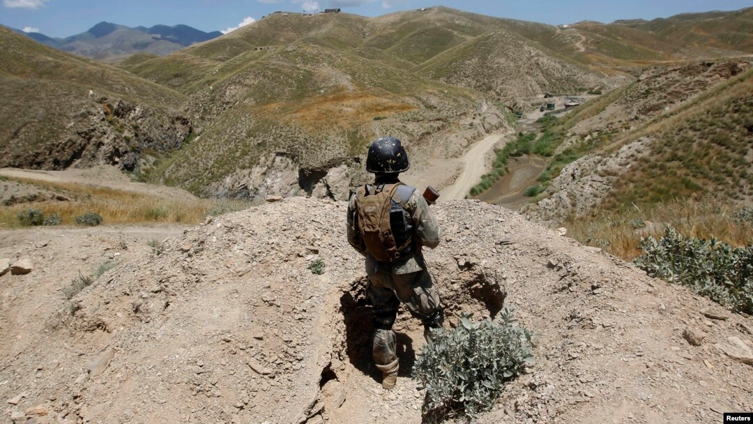 Polisi perbatasan Afghanistan melakukan patroli di dekat perbatasan Pakistan (foto: dok). Taliban menyerang akademi kepolisian di Khost, dekat perbatasan Pakistan (7/1).