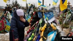 مردم اوکراین در اولین روز اولین سالگرد حمله روسیه به اوکراین بر سر قبر بستگان خود می‌روند. بوچا، اوکراین - ۲۴ فوریه ۲۰۲۳ (۵ اسفند ۱۴۰۱)