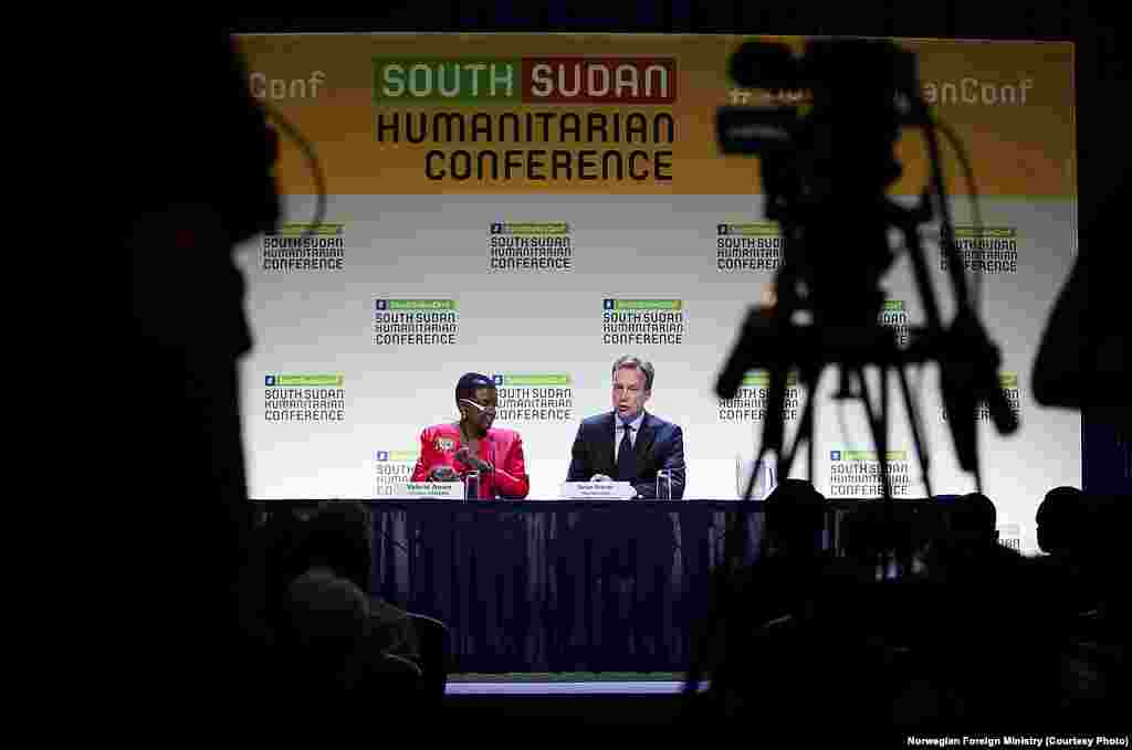 Directur Kemanusiaan PBB Valerie Amos (kiri) dan Menteri Luar Negeri Norwegia Borge Brende pada konferensi donor di Norwegia untuk Sudan Selatan pada Selasa (20/5).