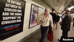 Cyrus McGoldrick, anggota Dewan Hubungan Amerika-Islam (CAIR), melewati papan iklan bertuliskan "Dukung Israel/Kalahkan Jihad" di stasiun kereta api bawah tanah Times Square di New York.