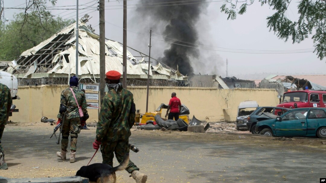Binh lính Nigeria tuần tra bên ngoài khu vực vụ nổ ở Yola, Nigeria, ngày 25 tháng 2 năm 2016.