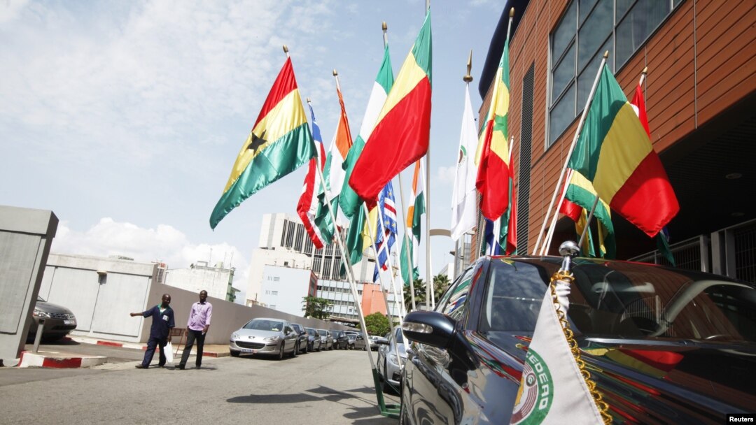 Bendera negara-negara yang tergabung dalam Masyarakat Ekonomi Negara-negara Afrika Barat (ECOWAS) berkibar selama rapat di Abidjan (Foto: dok). ECOWAS akan mengadakan KTT untuk membahas masalah terkait krisis di Mali dan Guinea-Bissau.