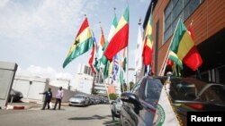 Bendera negara-negara yang tergabung dalam Masyarakat Ekonomi Negara-negara Afrika Barat (ECOWAS) berkibar selama rapat di Abidjan (Foto: dok). ECOWAS akan mengadakan KTT untuk membahas masalah terkait krisis di Mali dan Guinea-Bissau.